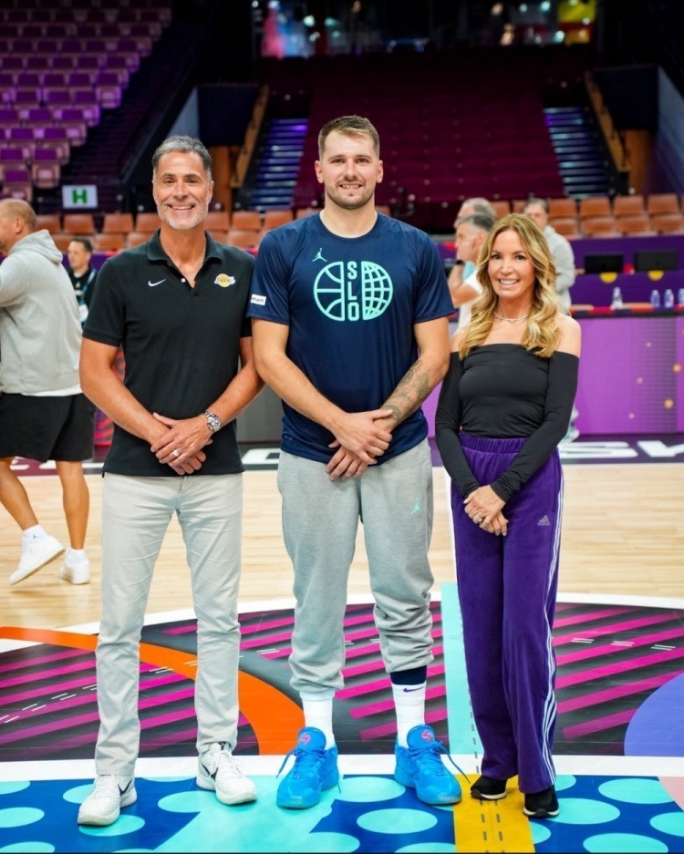 UzH, 旁边还有个, 两分球 UzH, 旁边还有个, 两分球