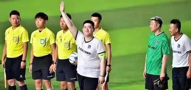 出动了整个, 普通的足球